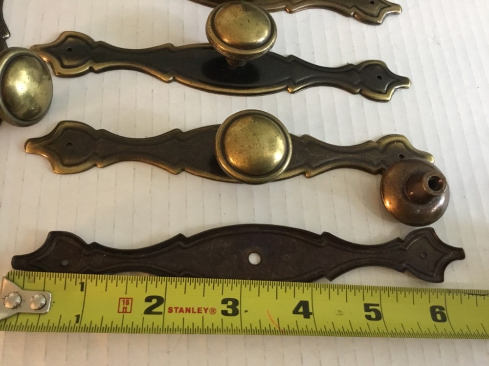 LOT OF 5 VINTAGE BRASS PULLS W/ BACKPLATES & KNOBS (BS 90094)
