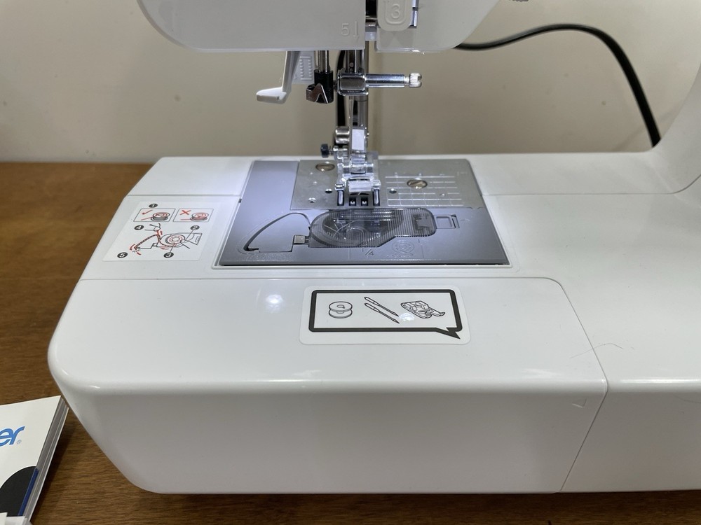 Brother ES-2000 Computerized Sewing Machine w/ Pedal & Accessories 1382