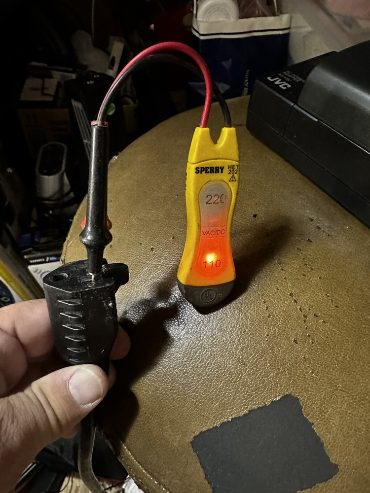 SPERRY INSTRUMENTS 2-RANGE VOLTAGE TESTER HET202 110-220 V AC/DC. USED