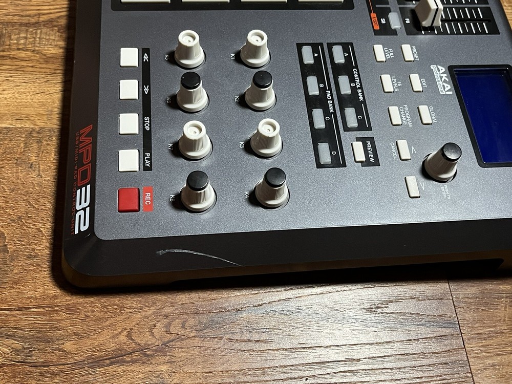 Akai Professional MPD32 USB/MIDI Pad Control Surface Ships from US TESTED
