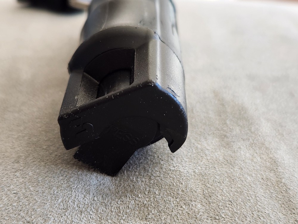 Security Equipment MD-BK-02 Sabre Mighty Discreet Cone Black Pepper Spray