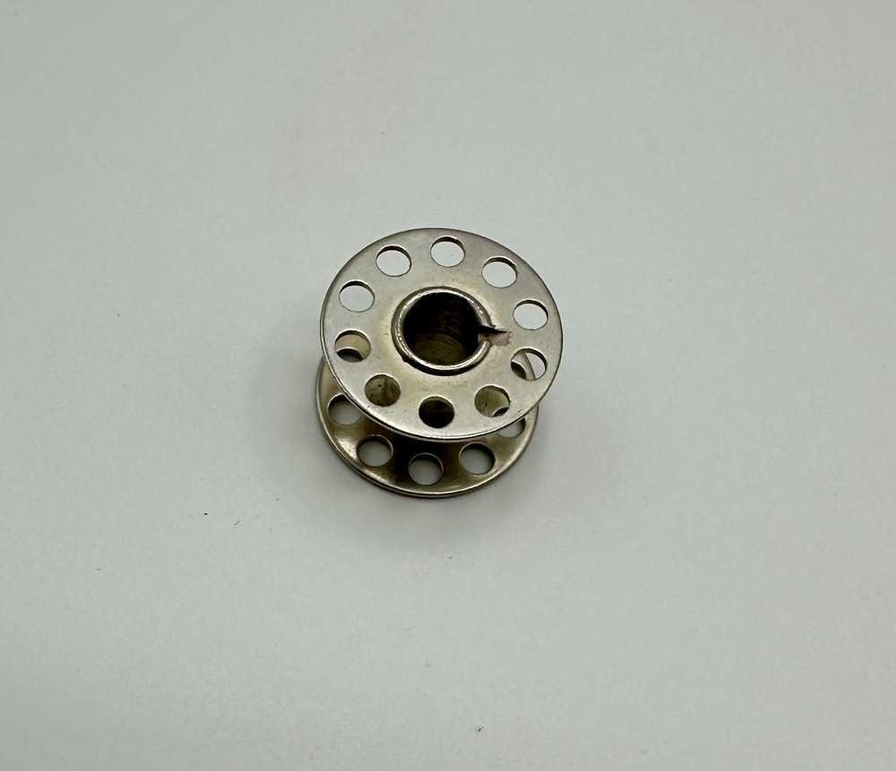 A Class 15 Universal Bobbins ~ 19 Pieces