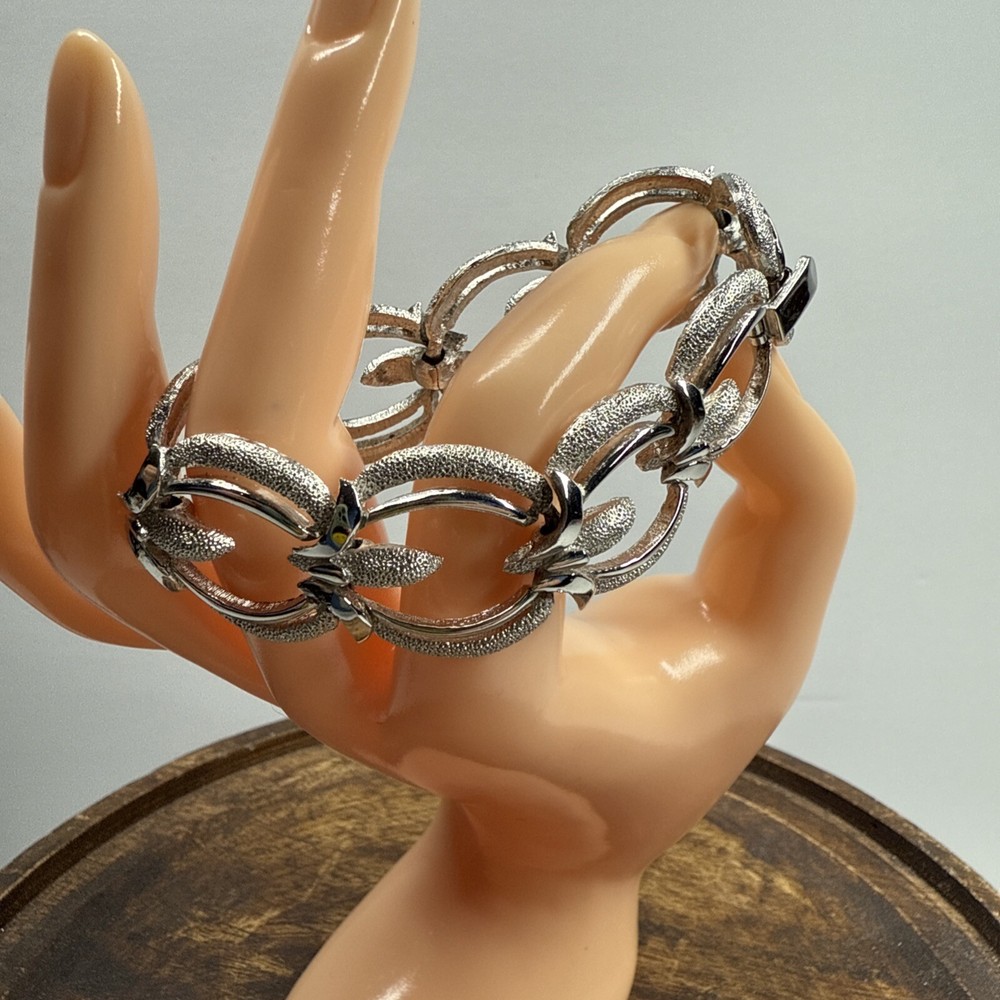 Vintage Trifari Signed Bumpy & Smooth Open Circle Silvertone Link Bracelet