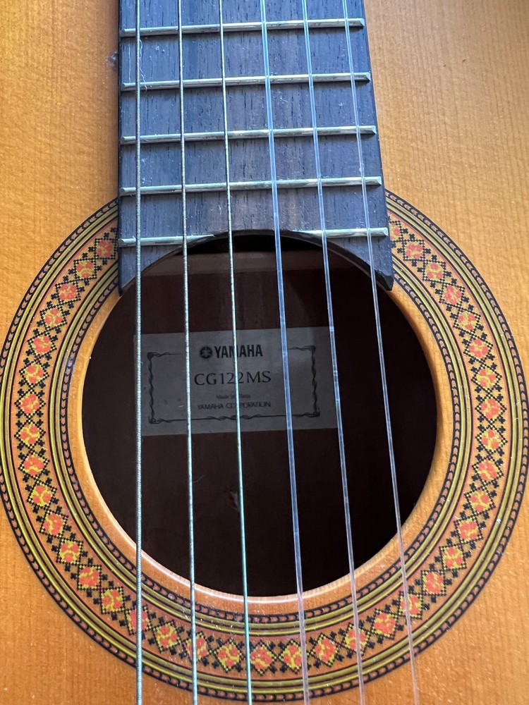 Yamaha CG122MS Classical Guitar with Hard Case – Solid Top