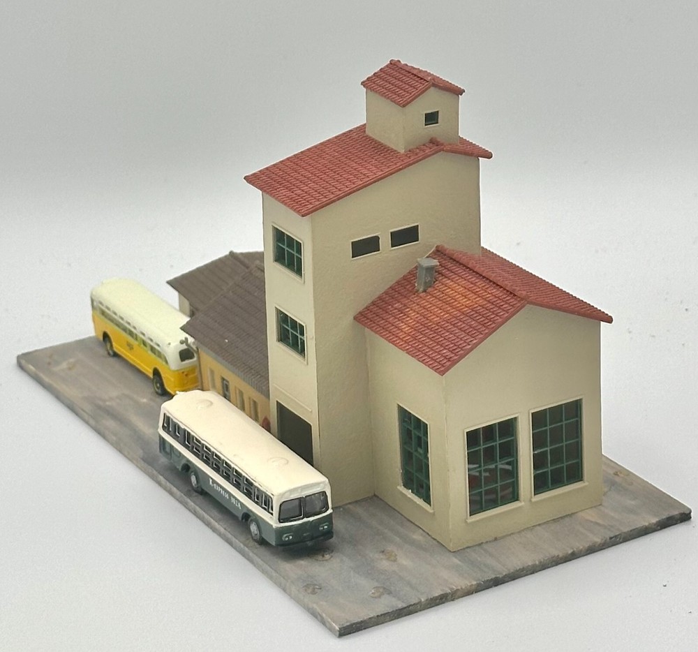 Pola N Scale Custom Built Coach Terminal Fully Assembled Lighted