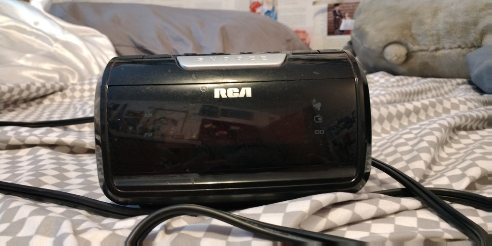 Compact Disc Digital Audio CD Clock and Radio Player