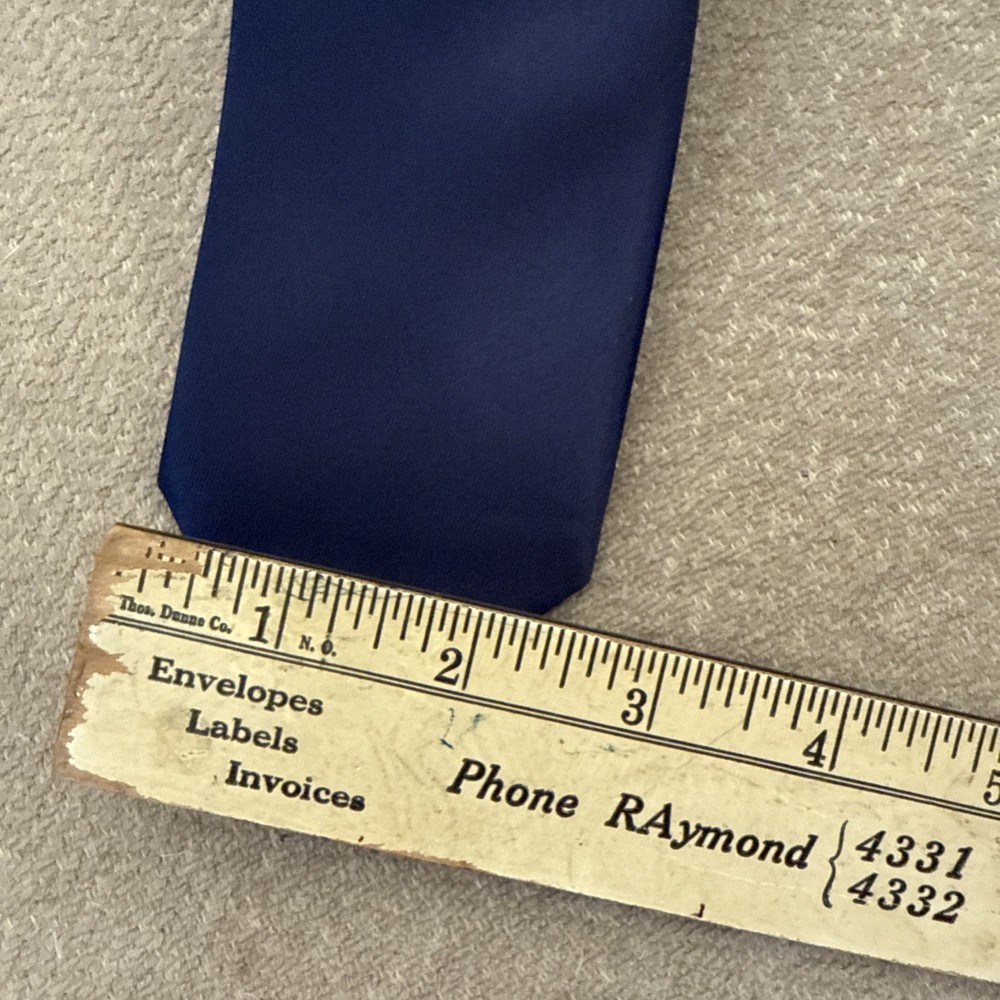 Tie Geoffrey Beene Navy Blue Satin, Solid, Shiny, 2.75”, EUC