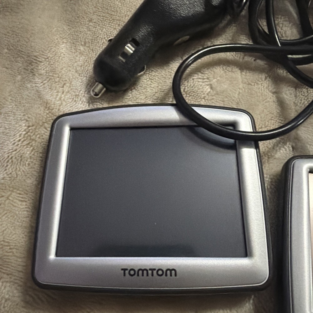 TomTom ONE N14644 GPS - Two Units One Charger Both Work