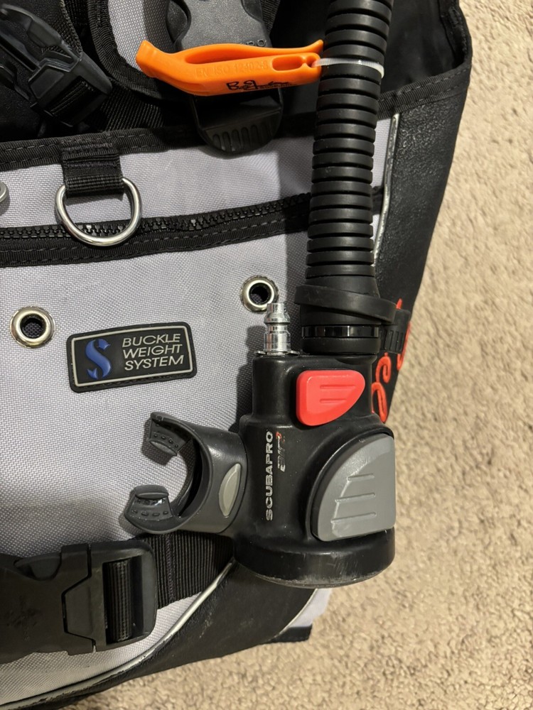 ScubaPro Bella w/Air2 BCD - Black/White