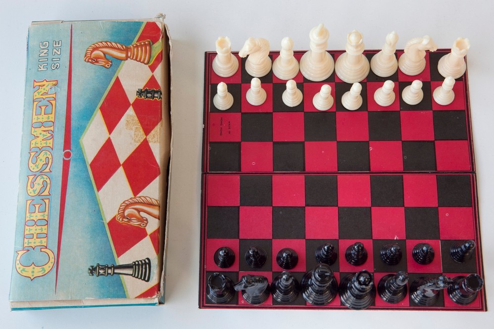 Vintage Chessmen King Size Chess Set - READ