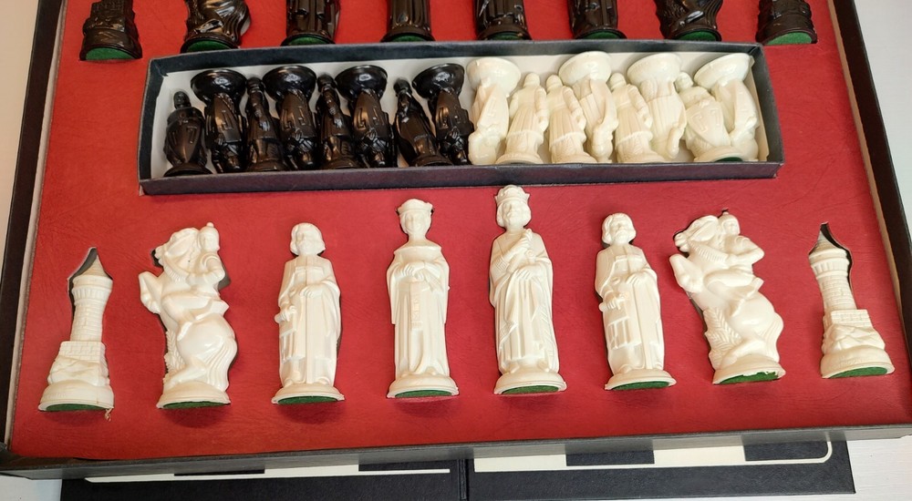 Vintage Renaissance Chessmen Chess Set By E.S. Lowe 1970