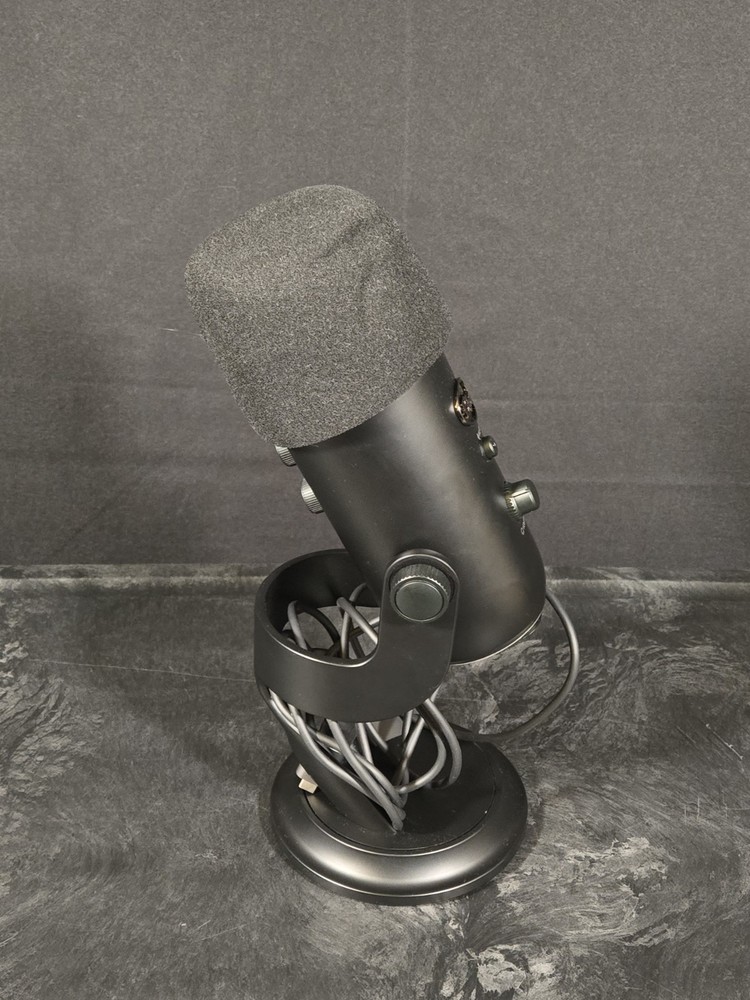 Blue Yeti USB Microphone Logitech Gaming Streaming Podcasting PC Mac Multi-Patte