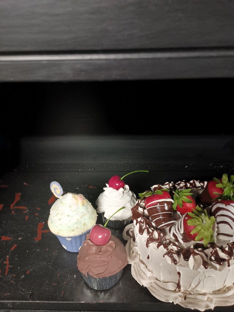 Artificial Dezi Cake With 5 Cupcakes And 5 Strawberrys