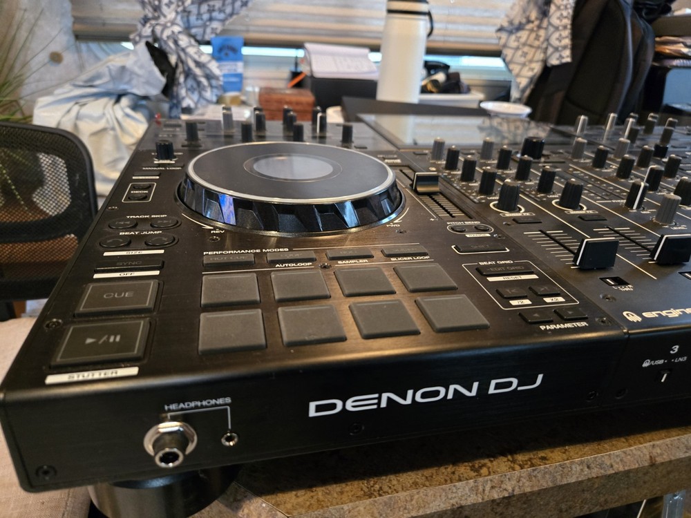 Denon DJ Prime 4 + Plus Standalone Controller with Rolling Flight Case 500gb SSD
