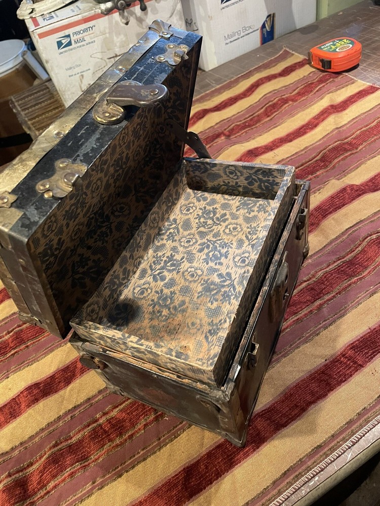 Steamer Trunk Salesman Sample/Doll Trunk