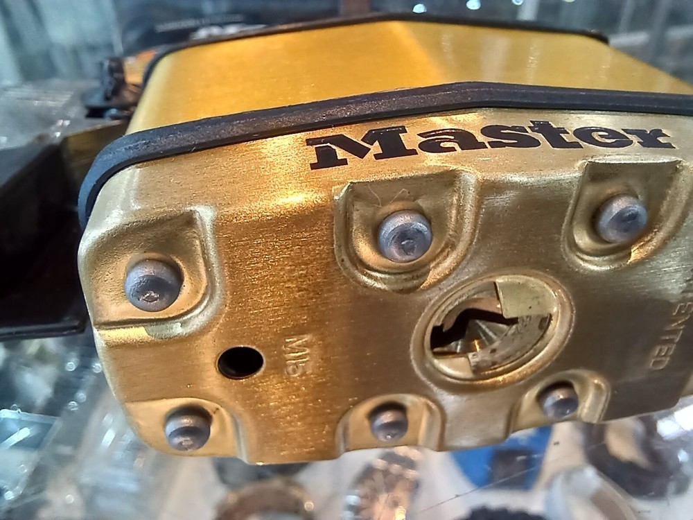 MASTER LOCK PADLOCK EXCELL 32mm OCTAGONAL BORON CARBINE SHACKLE LAMINATED