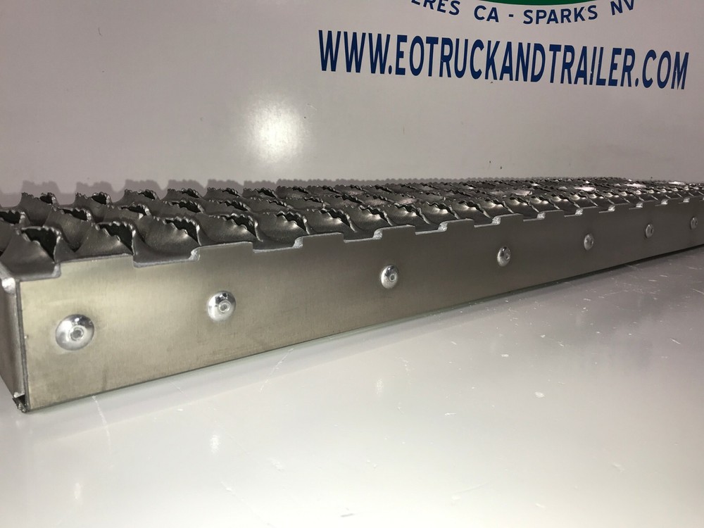 Peterbilt 379 389 Battery Box Lower Step - Heavy Duty