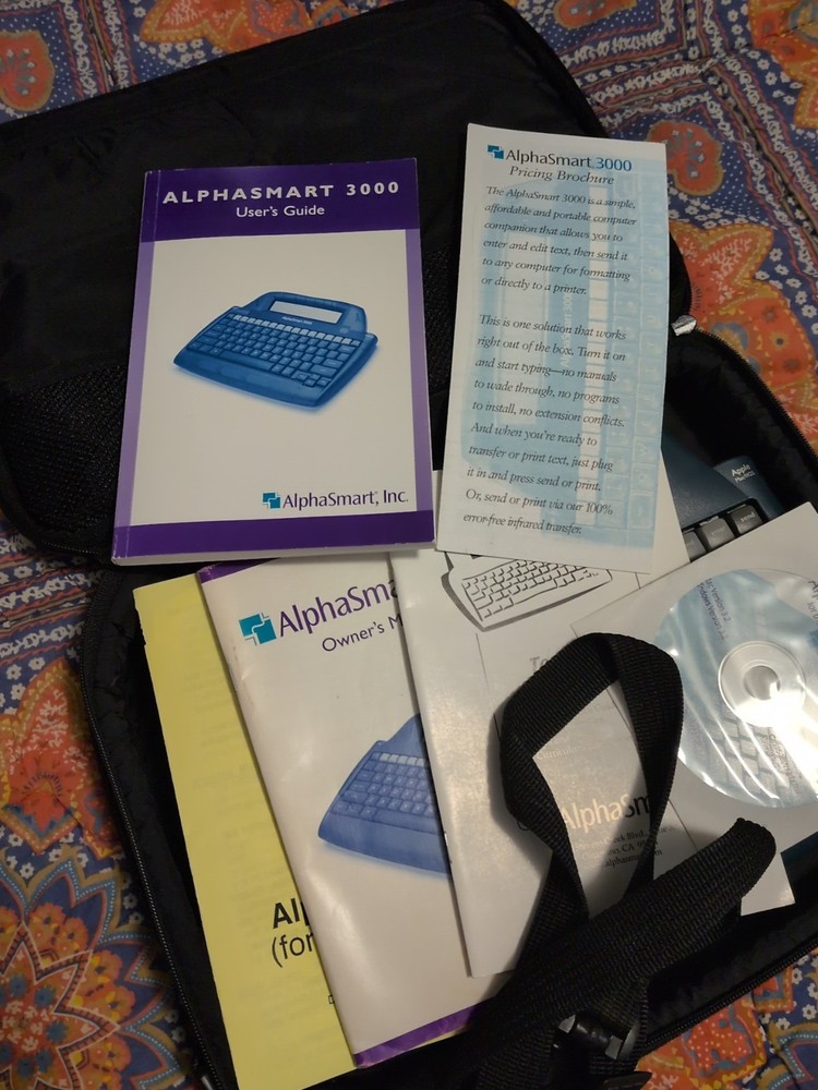 AlphaSmart 2000 Portable Keyboard Word Processor W/Carry Case Booklets CD