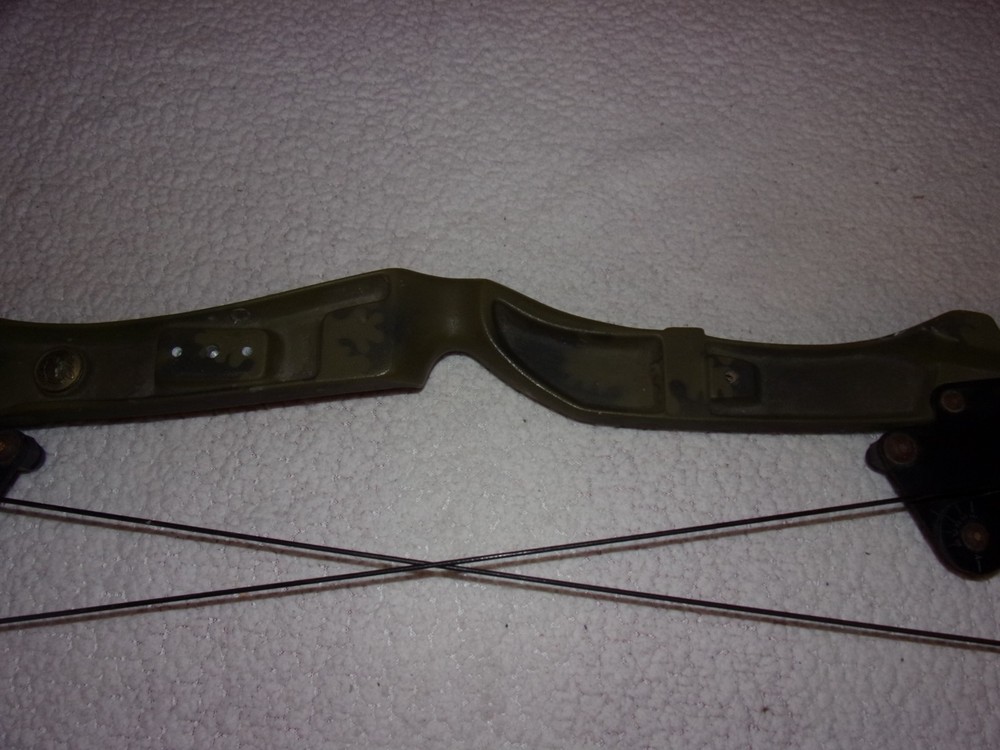 Bear Whitetail Hunter Vintage Green Camouflage Compound Bow