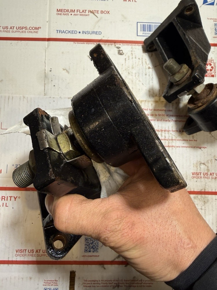 Mercruiser 350 MAG MPI engine mounts