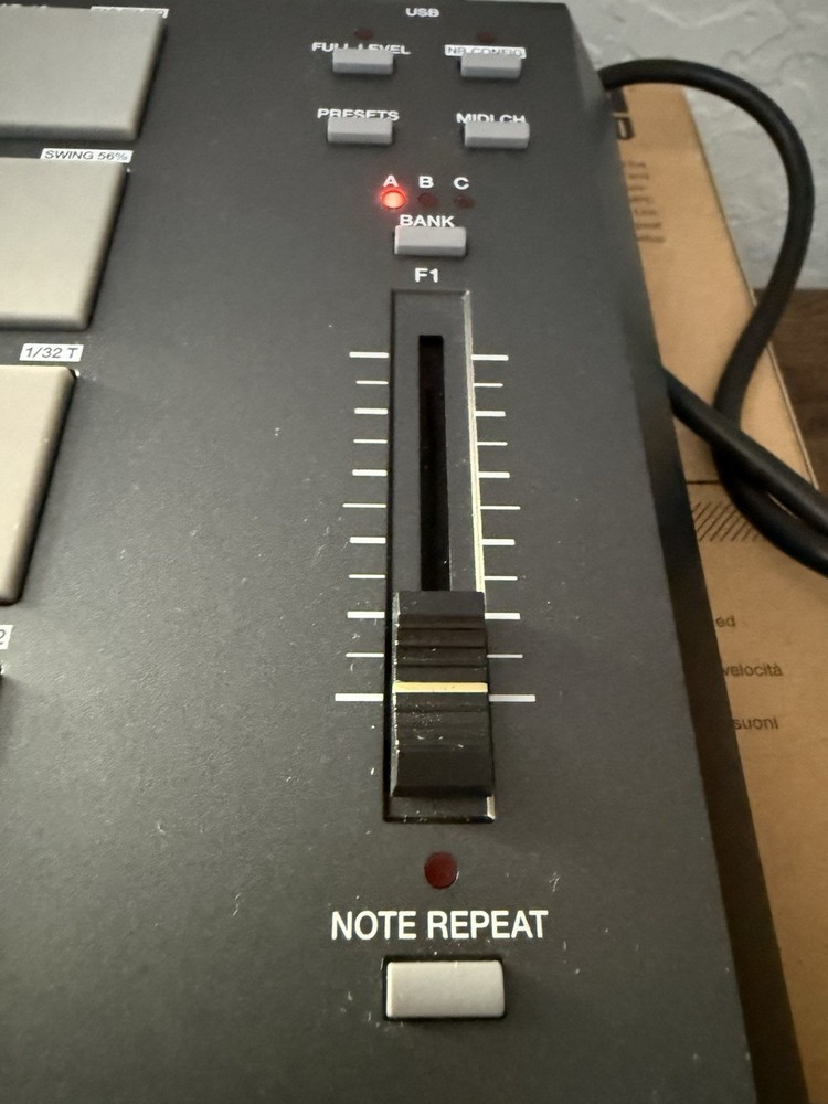 Akai MPD18 USB MIDI Pad Controller 16 MPC Pads w/ Software Disc Tested