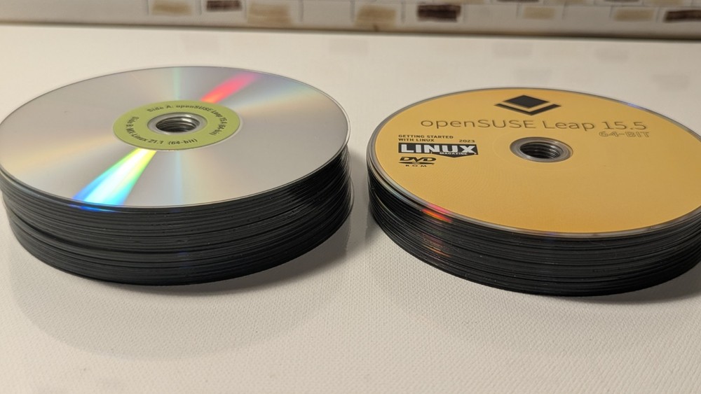 Lot bundle LINUX  51 Total 64 Bit operating System Instal & DVD Rom's