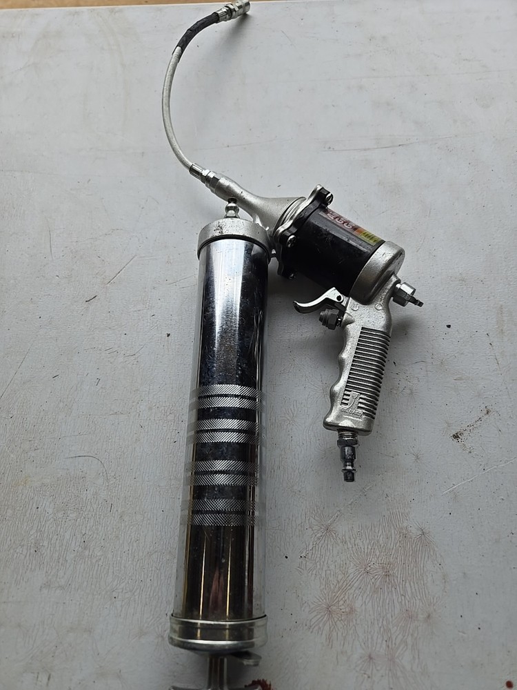 Air Grease Gun. By Central Pneumatic