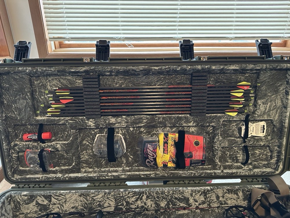 Mathews Solocam Compound Bow 70 lbs Right Hand Target Camo w/ Case & Accessories