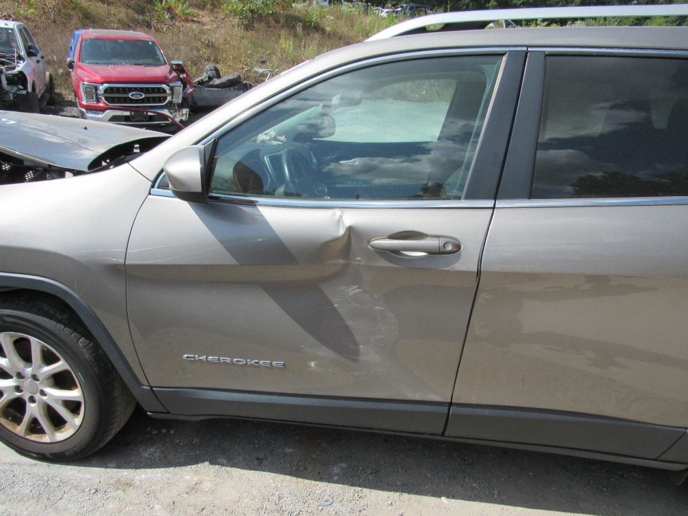 CHEROKEE 2016 Glove Box 1075980