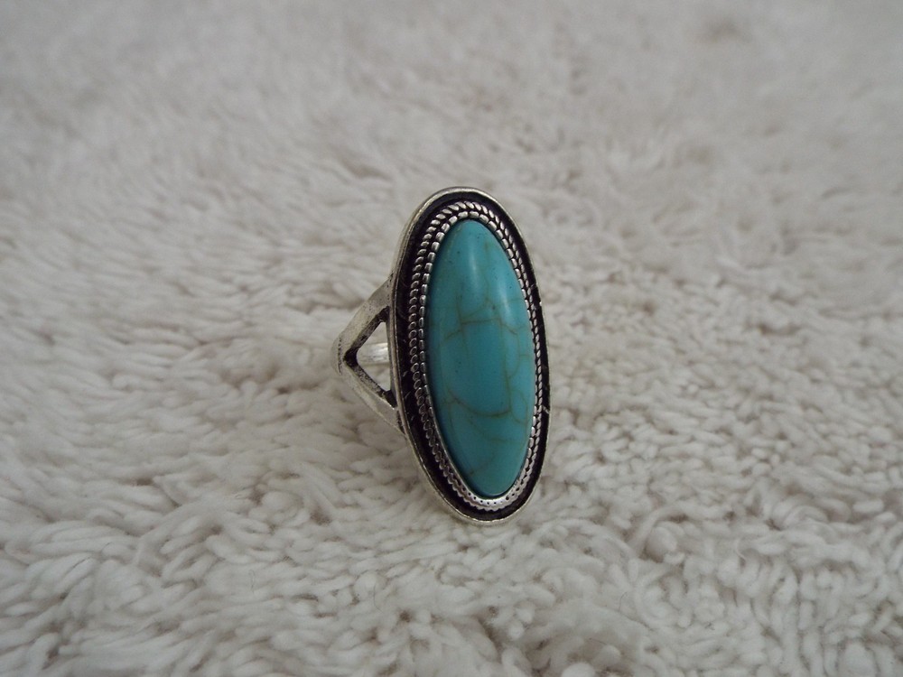 Silvertone Blue Acrylic Bead Ring ~ Size 7 (D10)