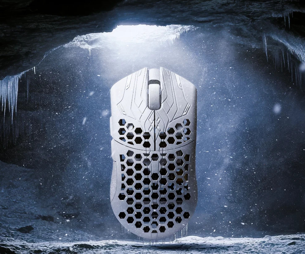 FinalMouse ULX Frostlord Size Small/Medium IN-HAND
