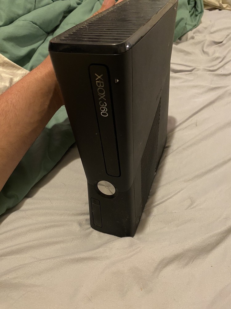Xbox 360 Slim320 GB Console Bundle
