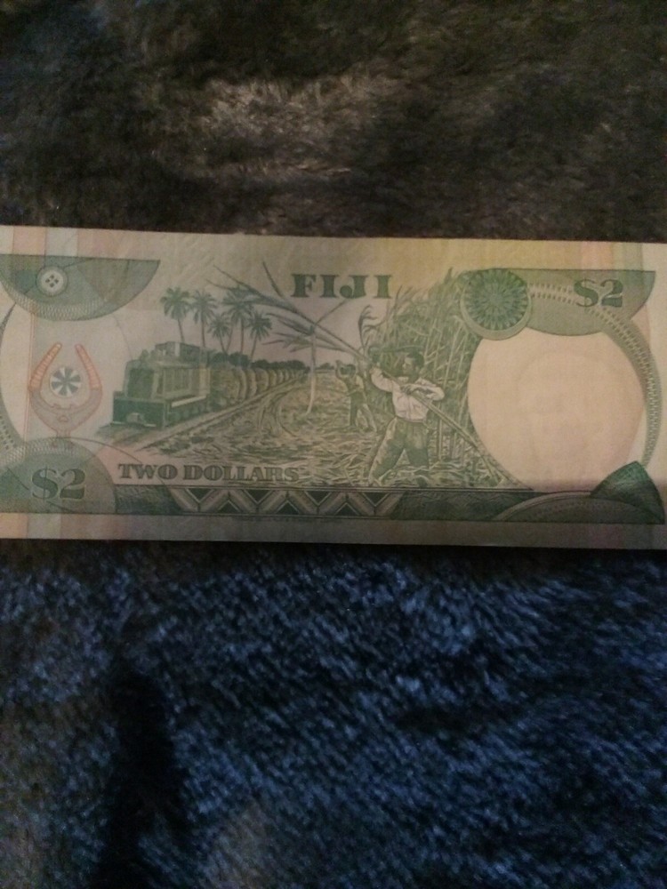 FIJI TWO DOLLARS NOTE No. D/ 18526288 EXCELLENT CONDITION