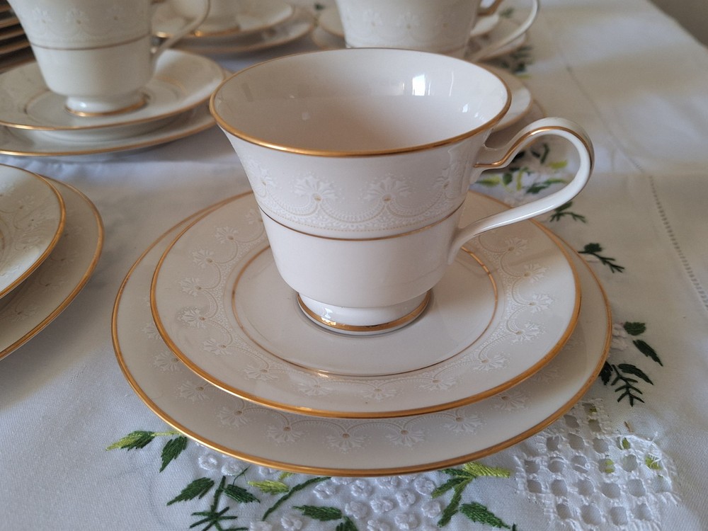 Dinner set, Noritake Caledonia pattern 7091, from Japan, 35 pieces