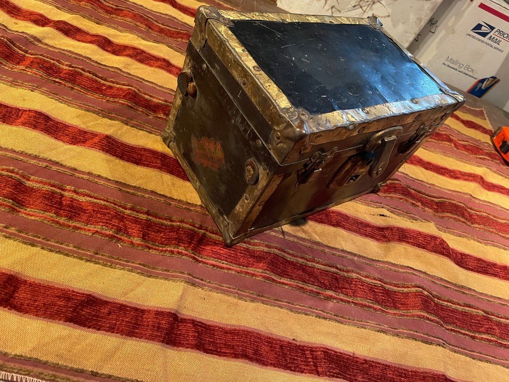 Steamer Trunk Salesman Sample/Doll Trunk