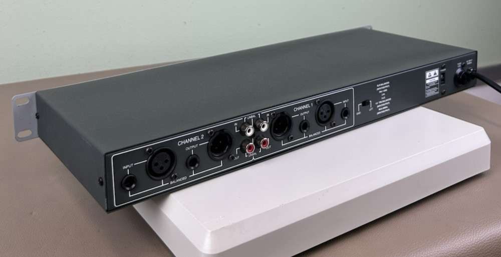 APPLIED RESEARCH AND TECHNOLOGY 341 DUAL 15 BAND EQ