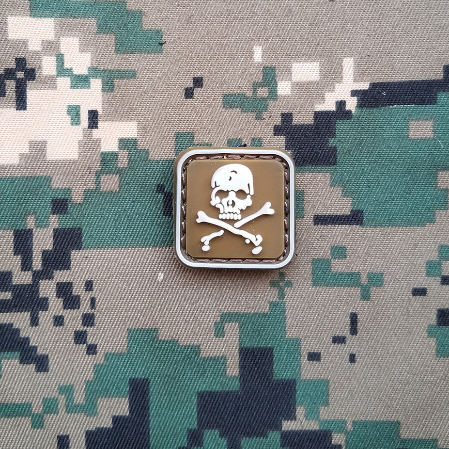 2 PCS MINI DEVIL DEATH SKULL FLAG PVC BADGE HOOK PATCH GLOW IN DARK *02