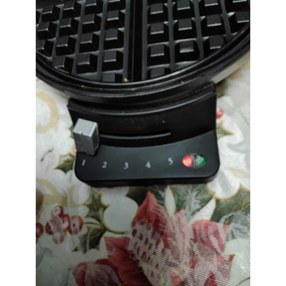 Cuisinart Waffle Maker model WMR-CA Round Classic design Breakfast