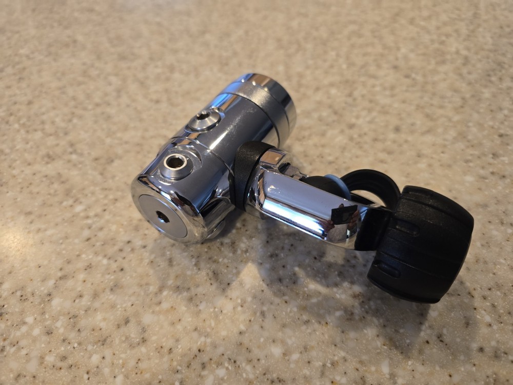 Apeks XTX50 Regulator, Yoke