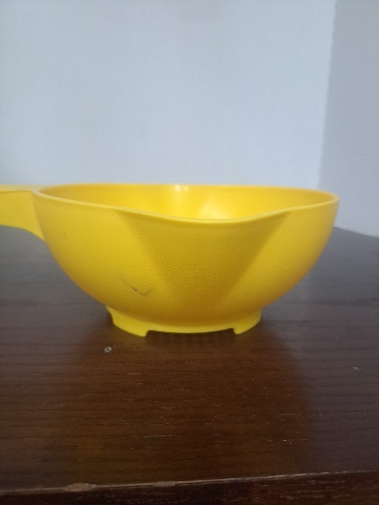 Vintage Tupperware Yellow 1 Quart Plastic Strainer Collander