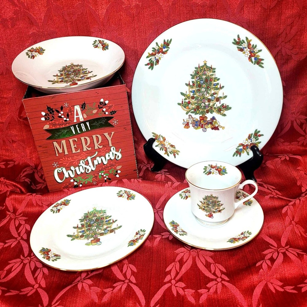 CROWN MING MISTLETOE CHINA Four 5 Piece Place Setting 2 sets available Christmas