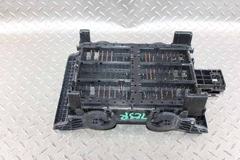 2015-2020 Chevy Tahoe AWD Engine Compartment Fuse Box Assembly OEM