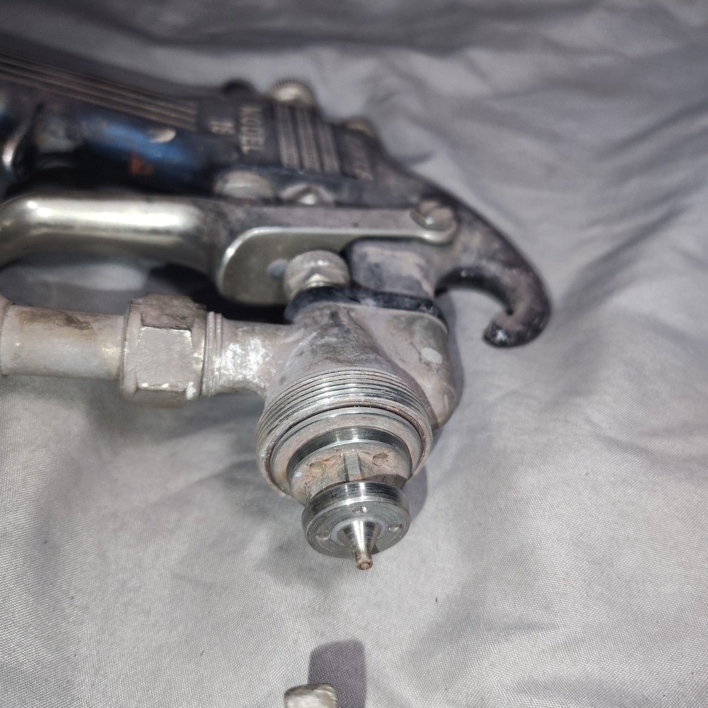 Binks model 18 professional spray gun 66SD tip w/ cup lid