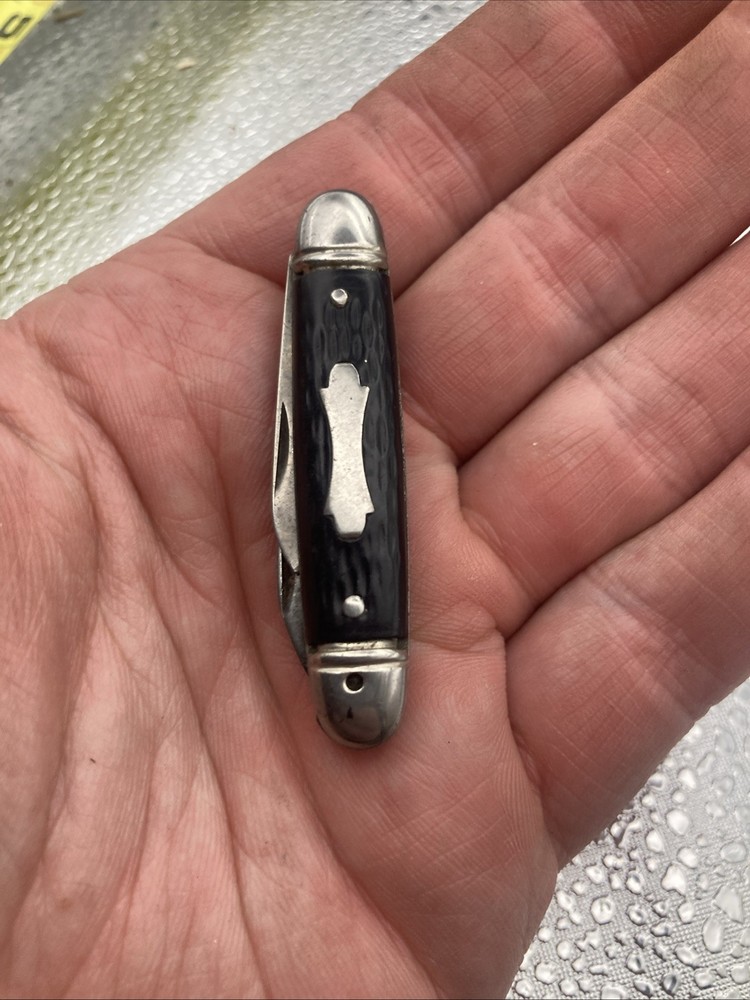 Vintage Small Colonial 2 Blade Pocket Knife With SHIELD ~ NICE