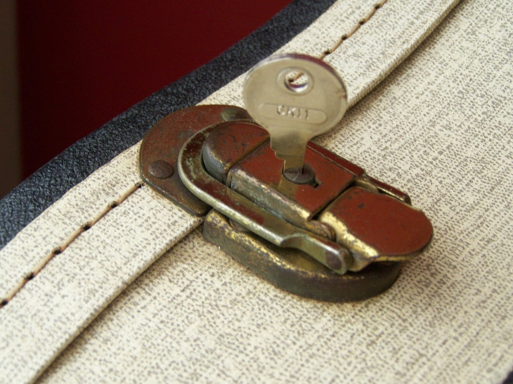 HARMONY GUITAR HARD CASE KEY