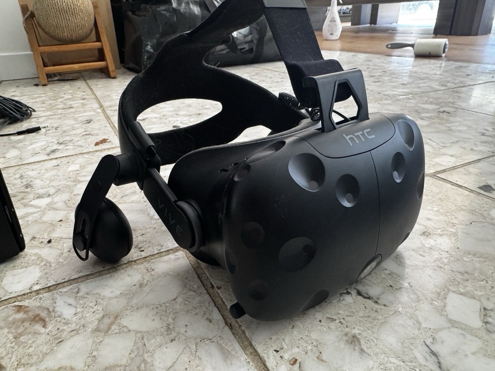 HTC Vive VR Headset Bundle + Pro Audio Strap (Read Description)