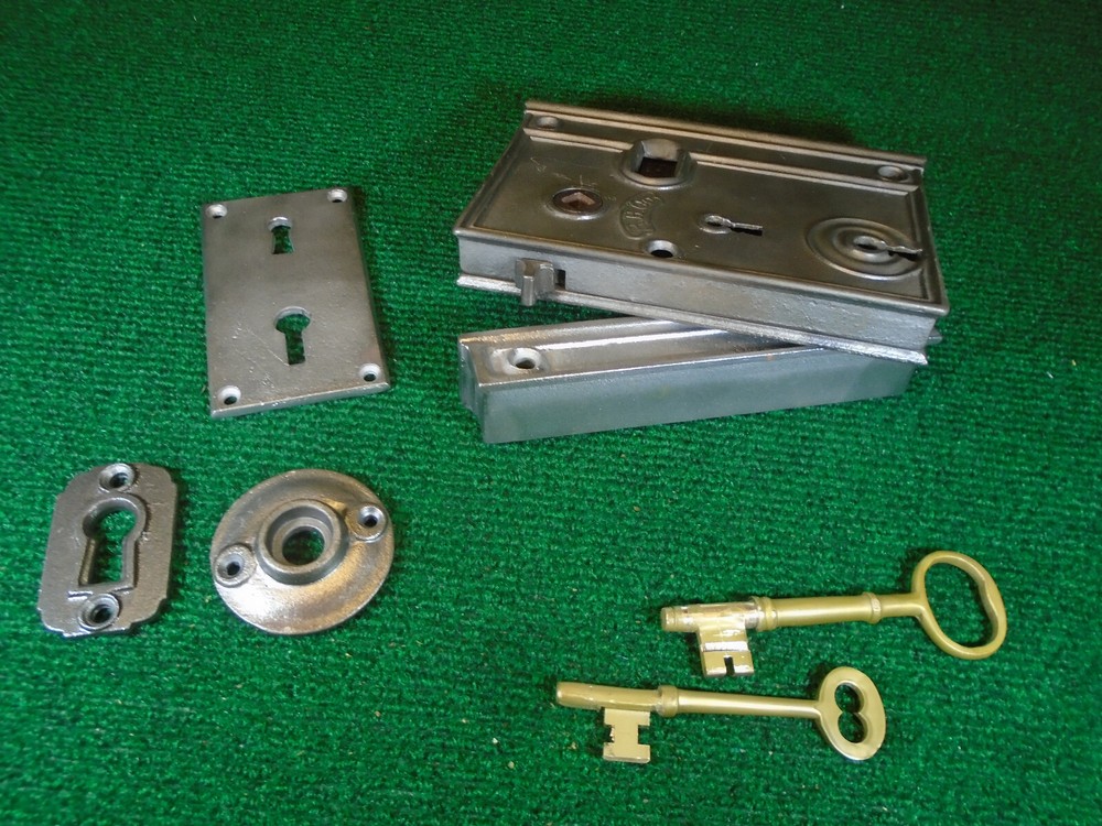 HUGE 6" RHC RIM LOCK COMPLETE w/ KEY, KEEPER, & KNOBS, ESCUTCHEON (41277)