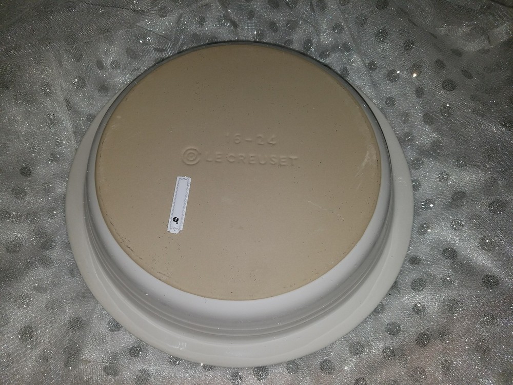 Le Creuset Stoneware White 9" Round Deep Dish Pie Baking Pan White