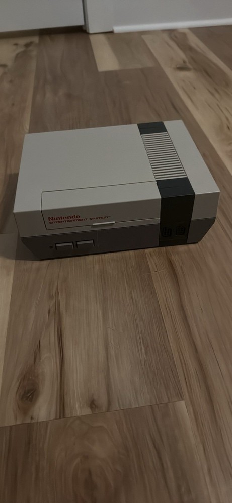 NES System Console / 2 Controllers / 1 Zapper / 4 Games / Read Description