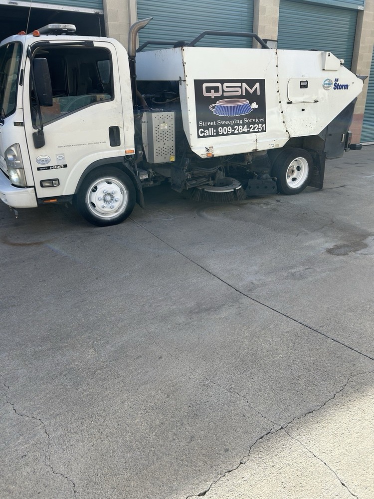 2014 schwarze A4 Storm sweeper truck